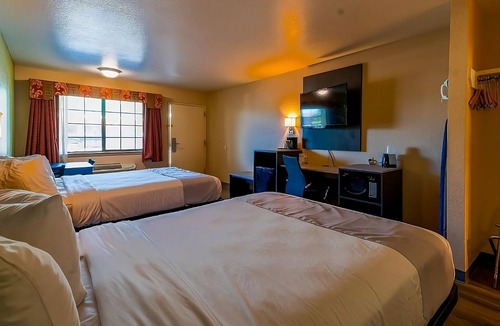 Sweet Home Hotel | Minutes from Yoakum Heritage Museum! Parking, FREE Breakfast and Parking!