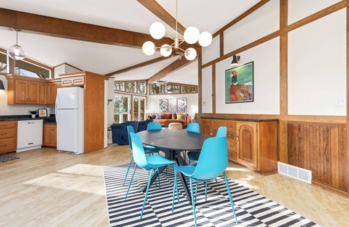 St. Cloud House | Mississippi Riverfront Retreat l Firepit, Deck & Pool Table