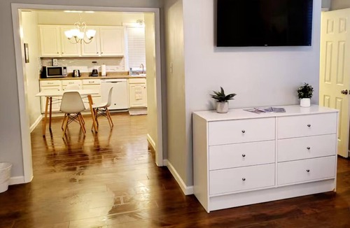 Denton Apartment | Modern 1-Bed Apartment Minutes from Denton Square - Depa