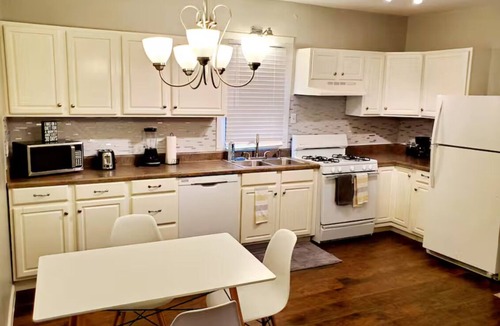 Denton Apartment | Modern 1-Bed Apartment Minutes from Denton Square - Depa