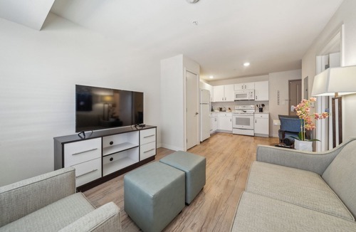Far North Central Apartment | Modern 1Bed Apt with Free Parking on Site