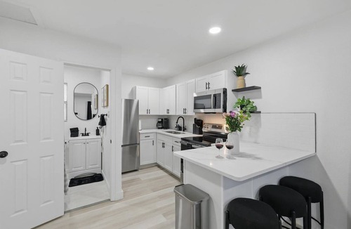 Haltom City Apartment | Modern 2BR 1st Unit — Hot Tub & Outdoor Lounge