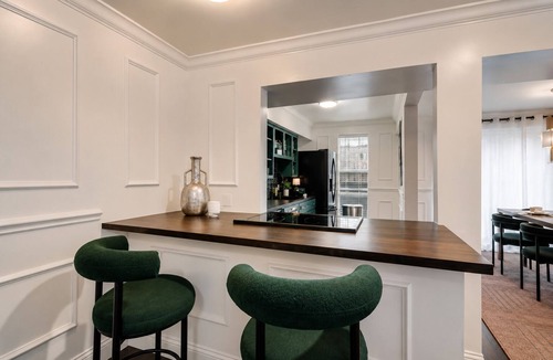 Junius Heights Condo | Modern 2BR/2BA luxury condo in central Dallas with a private patio, stylish interiors, and access to an award-winning courtyard featuring a resort-style pool, hot tub, dry sauna, and cold plunge. Perfect for business trips, leisure, or extended stays