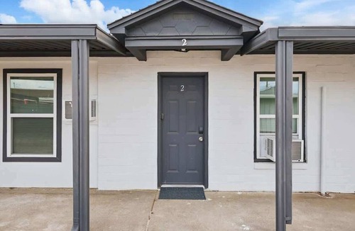 Haltom City Apartment | Modern 2BR 2nd Unit with Hot Tub