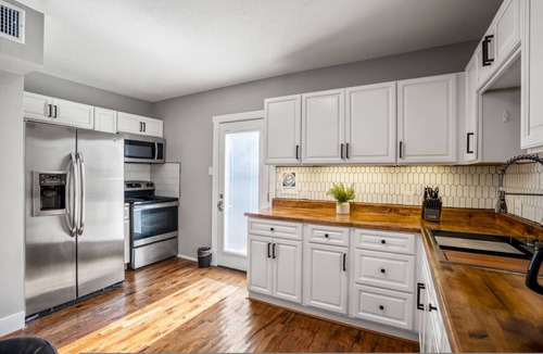 Greater East End Apartment | Modern 2BR Home With King Beds Near Downtown
