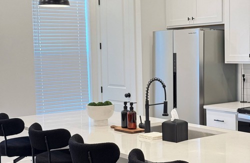 Northside House | Modern 2BR Retreat - Fast WiFi, AC & Prime Houston Location