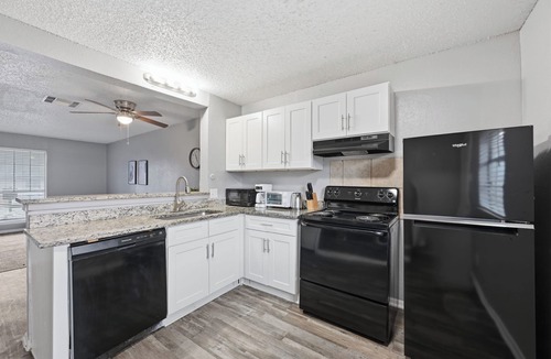 South Arlington Apartment | Modern 2BR townhome with full kitchen & dining
