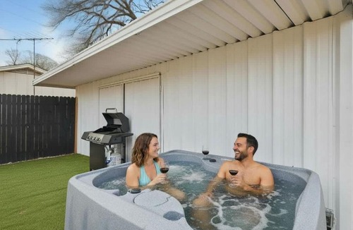 Haltom City Apartment | Modern 2BR Unit 3 Hot Tub