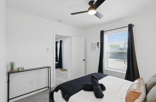 Haltom City Apartment | Modern 2BR Unit 3 with Hot Tub