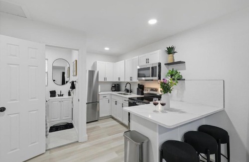 Haltom City Apartment | Modern 2BR Unit Hot Tub Outdoor Lounge