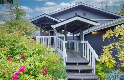Moss Bay Apartment | Modern 2BR2BA Kirkland Home Walk to Beach Park