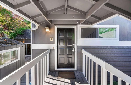 Moss Bay Apartment | Modern 2BR2BA Kirkland Home Walk to Beach Park