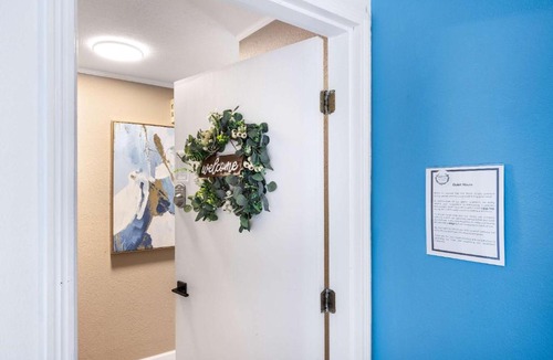 Moss Bay Apartment | Modern 2BR2BA Kirkland Home Walk to Beach Park