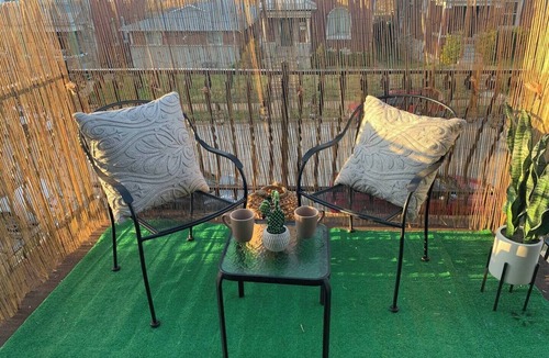 Shaw Apartment | Modern 2nd Floor Duplex Near Arenas, Hospitals, Universities & Major Attractions