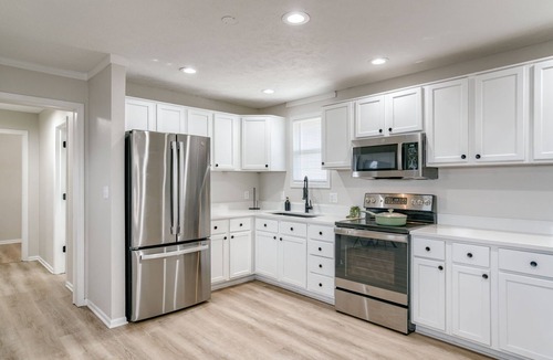 Lincoln House | Modern 3-bedroom detached space w/WiFi, kitchen, full-size fridge, living room