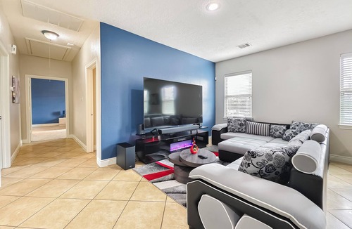 Cloverleaf House | Modern 3 Bedroom with 85" TV, Air Hockey, BBQ, Ping Pong, Foosball & More