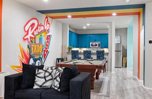 East Downtown Houston House | Modern 3-Story Townhome w Pool Table, Sleeps 10 Near Stadiums