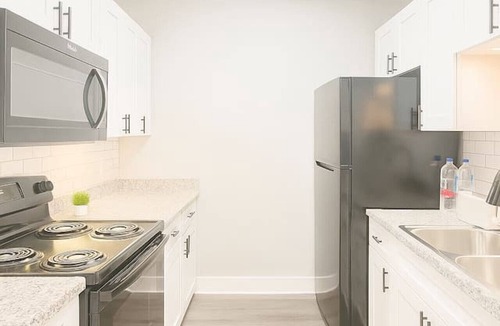 Garden Oaks Apartment | Modern 3BR Apt Pool+Gym+Free Parking Near Galleria