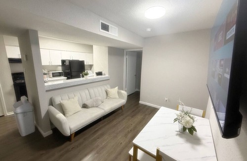 Garden Oaks Apartment | Modern 3BR Apt Pool+Gym+Free Parking Near Galleria
