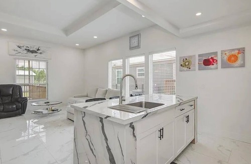 Cleveland House | Modern 3BR Home, Yard, Pet Friendly, BBQ Grill & Free Parking