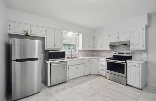 South Kansas City House | Modern 3BR KC Getaway Minutes From Stadiums