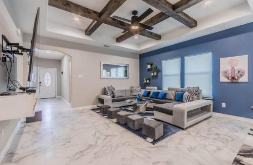 Cedar Crest House | Modern 4 BR Near Downtown, Zoo