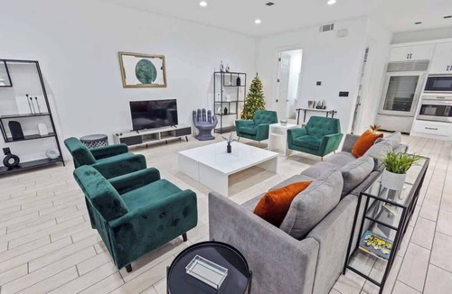 Greenway Plaza-Upper Kirby House | Modern 4-Story Townhome Med Center Sleeps 8