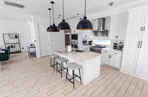Greenway Plaza-Upper Kirby House | Modern 4-Story Townhome Med Center Sleeps 8