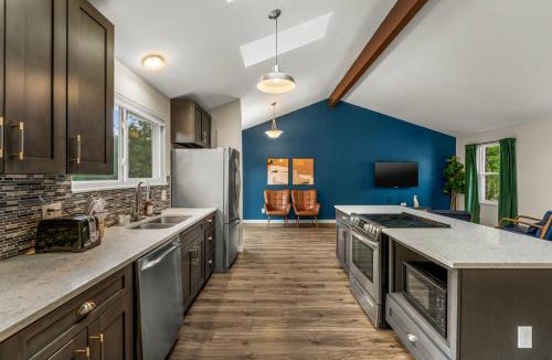 Arvada House | Modern 4BR Family Friendly Retreat W Hot tub