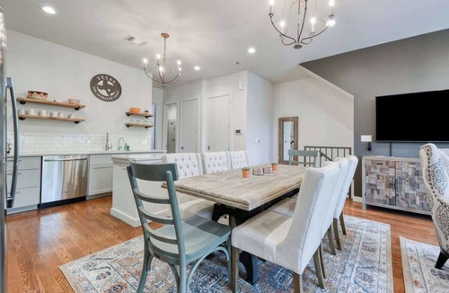 Tobin Hill House | Modern 4BR Town Home - Walk to Pearl/Riverwalk