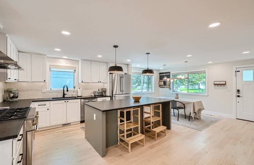 Lafayette House | Modern 5-bedroom near Downtown Shops and Restaurants and Bus Service to Boulder