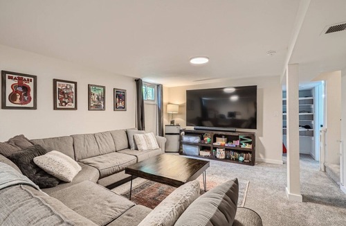 Lafayette House | Modern 5-bedroom near Downtown Shops and Restaurants and Bus Service to Boulder