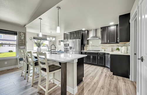 Evans House | Modern 5BR/3BA Luxury Home,Movie Nights & Comfort