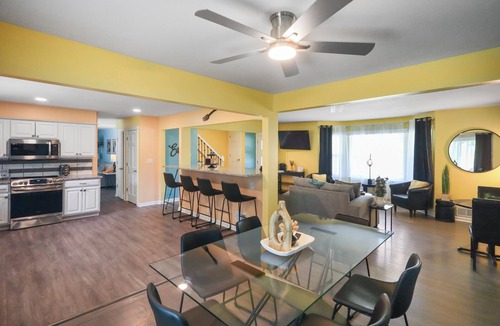 West Omaha House | Modern 6BR West Omaha, 2-Car Garage, W/D, Smart TV, Pet-Friendly, 1 Gbps