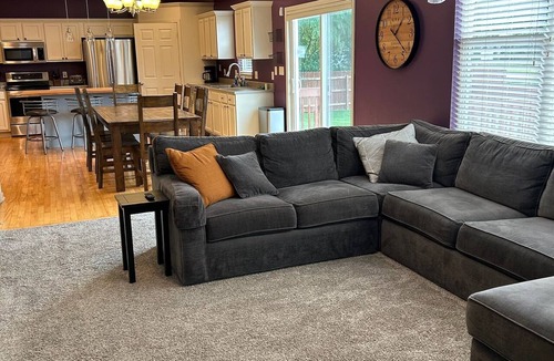 West Des Moines House | Modern 6BR West Des Moines Home with Outdoor Oasis