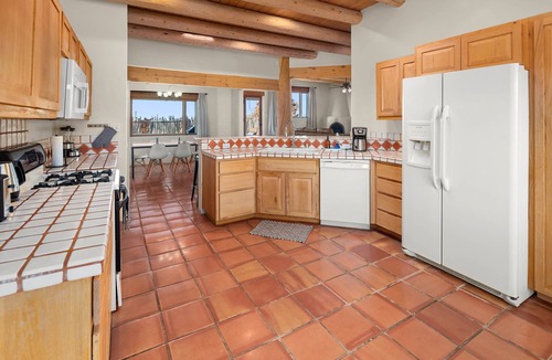 Taos House | Modern Adobe - Hot Tub - Game Room - Close to Ski Resorts- 10 min to Downtown!