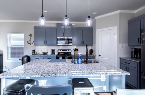 Dallas House | Modern and comfortable 3 BR home near Downtown Dallas w/balcony and yard