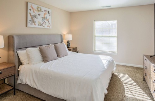 Papillion Apartment | Modern Apartment in Prime Location (ID8073X25)