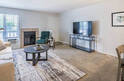 Longmont Apartment | Modern Apartment in Prime Location (ID7359X59)