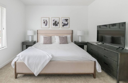 North Broadway - Holiday Apartment | Modern Apartment in Prime Location (ID1248X586)