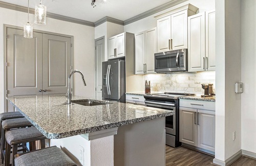 Garland Apartment | Modern Apartment in Prime Location (ID8307X00)