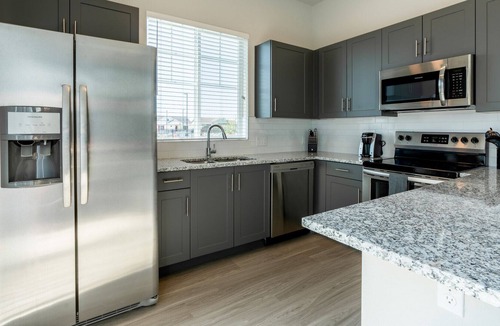 Thornton Apartment | Modern Apartment in Prime Location (ID5807X81)
