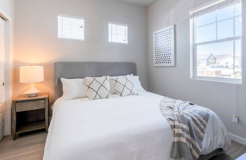 Thornton Apartment | Modern Apartment in Prime Location (ID5807X81)