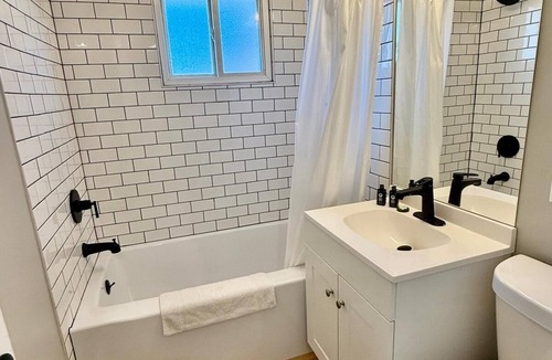 Joslyn Castle Apartment | Modern Apartment Near UNMC | Free Parking & Smart TV