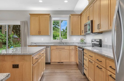 Astoria Apartment | Modern Astoria Homestay Water Views + Garden