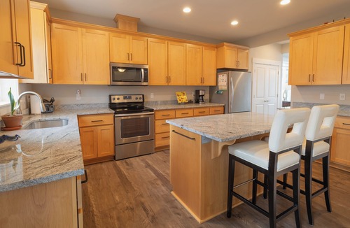 Astoria Apartment | Modern Astoria Homestay Water Views + Garden