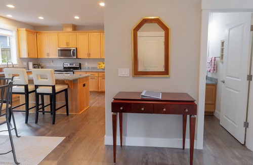 Astoria Apartment | Modern Astoria Homestay Water Views + Garden