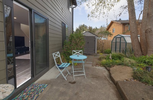Astoria Apartment | Modern Astoria Homestay Water Views + Garden