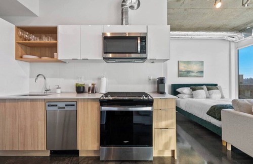 Connaught Apartment | Modern Beltline Studio Balcony Views – Near 17th