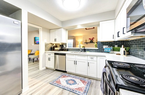 Northside House | Modern Boho Retreat W/3 Spacious Bedrooms +3Bathrooms +Garage